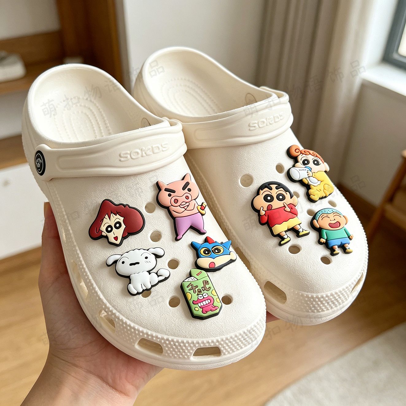 Crayon Shin-chan shoe flower a - Florist Supplies recension och pris